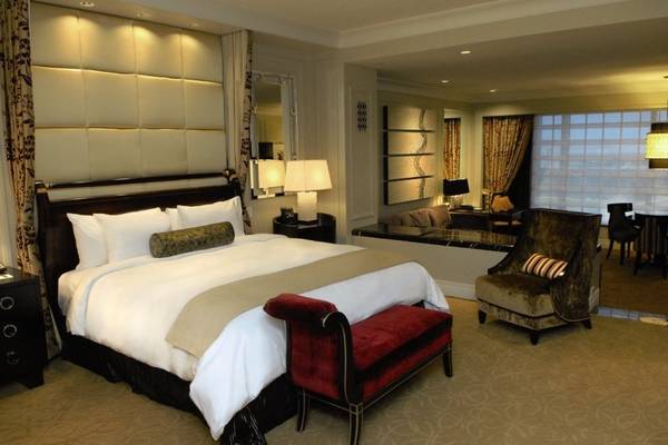 Schlafzimmer im Venetian Resort Hotel & Casino mit großem Bett, Nachttischen und Möbeln.