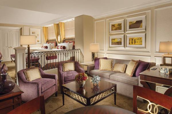 Innenansicht der Suite im Venetian Resort Hotel & Casino mit Wohnzimmer, Esstisch und Schlafzimmerbereich