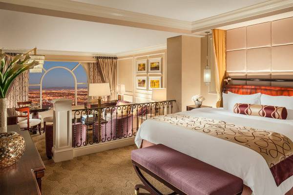 Schlafzimmer im Venetian Resort Hotel & Casino mit einem großen Bett, Balkon und Stadtblick.