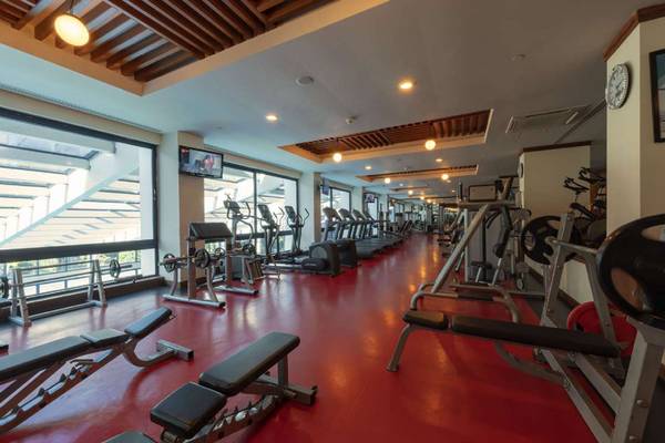 Fitnessstudio im Susesi Luxury Resort mit roter Boden und modernen Geräten.