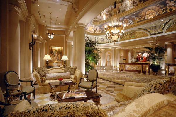 Lobby des Venetian Resort Hotel & Casino mit eleganten Möbeln, Kronleuchtern und Wandgemälden.