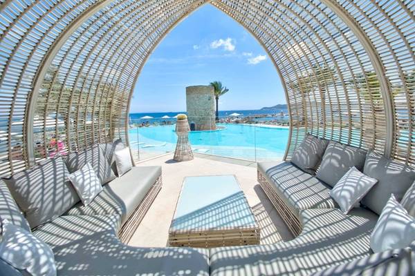 Loungebereich des Torre del Mar Hotels mit Blick auf den Pool und das Meer.