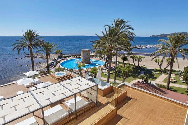 Dachterrasse des Torre del Mar Hotels mit Blick auf den Pool und das Meer.