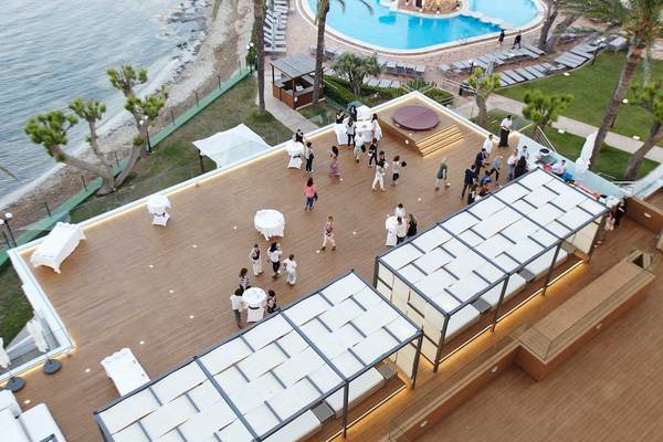 Oberirdische Dachterrasse des Torre del Mar Hotels mit Gästen und Blick auf den Pool.