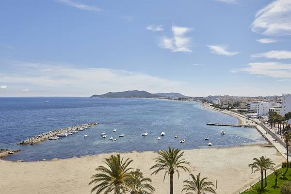 Aussicht auf den Torre del Mar Strand mit mehreren Booten im Wasser und Gebäuden im Hintergrund.