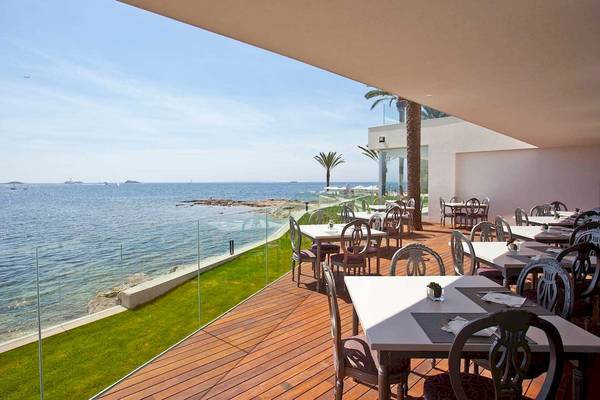 Restaurantterrasse im Torre del Mar mit Blick auf das Meer und Segelboote.