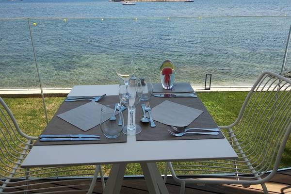 Terrassentisch mit Meerblick im Torre del Mar Hotel, bestueckt mit Gedeck.