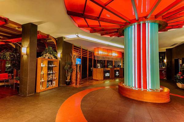 Lobby des Susesi Luxury Resorts mit rotem Dach und zentraler Säule.