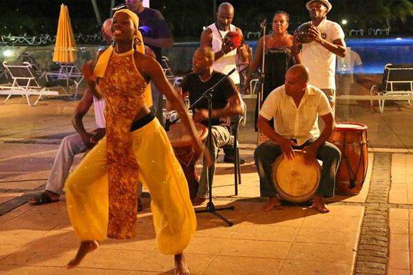 Abendliche Musik und Tanzveranstaltung im Pierre & Vacances Village Club Sainte-Anne.