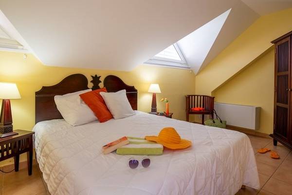 Schlafzimmer mit Bett, Dekor und Möbeln im Pierre & Vacances Village Club Sainte-Anne.