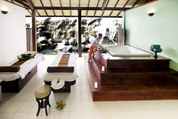 Spa-Bereich mit Whirlpool und Sauna im Hotel Adaaran Select Hudhuran Fushi.
