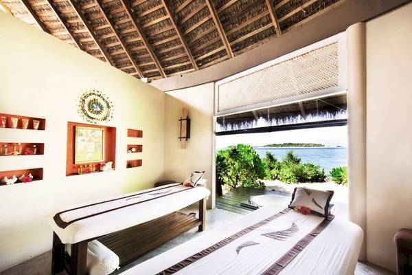 Spa-Behandlungsraum mit Aussicht auf das Meer im Adaaran Select Hudhuran Fushi Hotel.