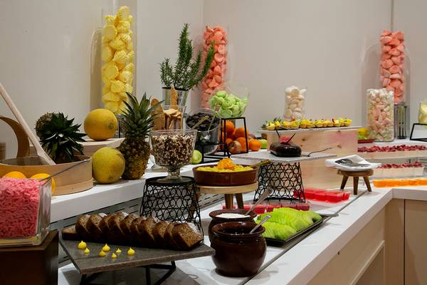 Frühstücksbuffet im Louis Paphos Breeze Hotel mit Obst, Gebäck und weiteren Leckereien.