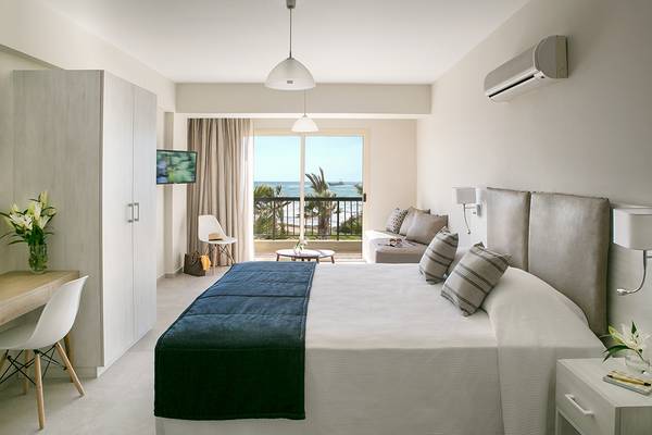 Innenansicht eines Hotelzimmers im Louis Paphos Breeze mit Blick auf das Meer.