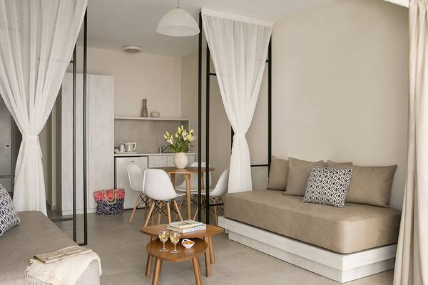 Innendesign des Louis Paphos Breeze Hotels mit modernen Möbeln und weichen Stoffen.