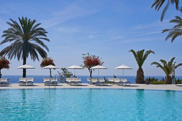 Außenpool des Rodos Princess Beach Hotels mit Blick auf das Meer und Sonnenschirmen