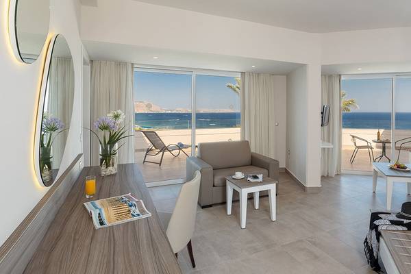 Innenansicht eines Zimmers im Rodos Princess Beach Hotel mit Blick auf den Ozean.