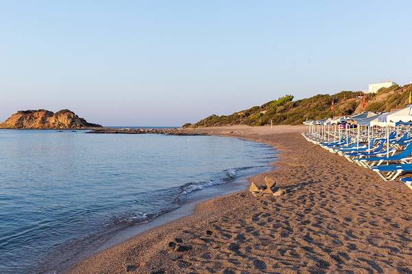 Strand des Rodos Princess Beach Hotels mit blauem Wasser und Sonnenliegen