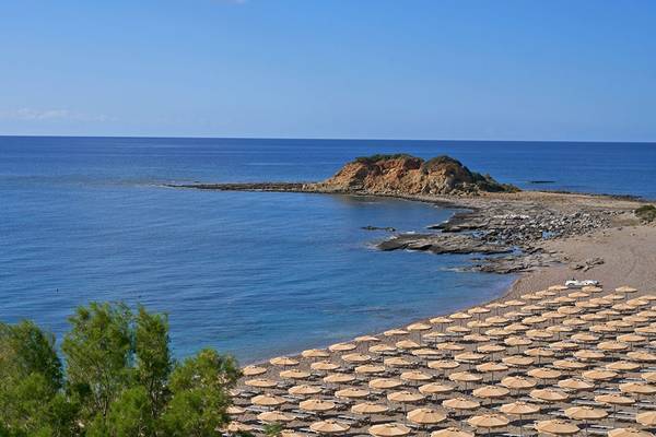 Strand des Rodos Princess Beach Hotels mit vielen Sonnenschirmen und blauem Meer