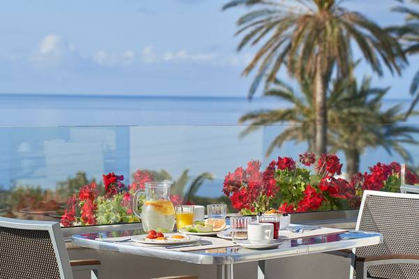 Frühstück mit Meerblick im Rodos Princess Beach Hotel.
