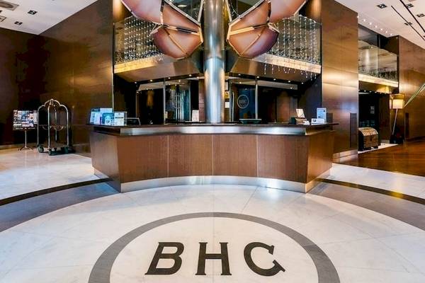 Empfangsbereich des Colonial Barcelona Hotels mit modernem Design und BHC Logo.