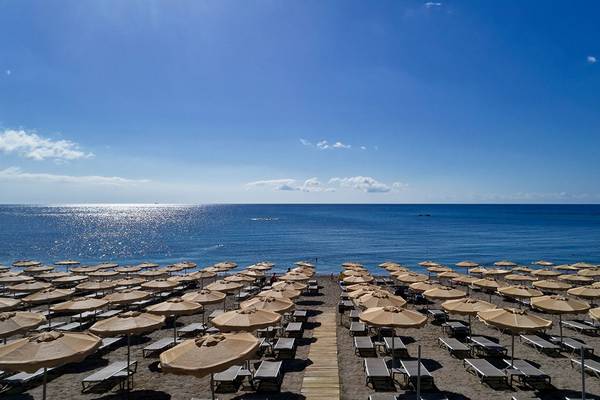 Strand mit vielen Sonnenschirmen und Liegen vor dem Meer am Rodos Princess Beach Hotel