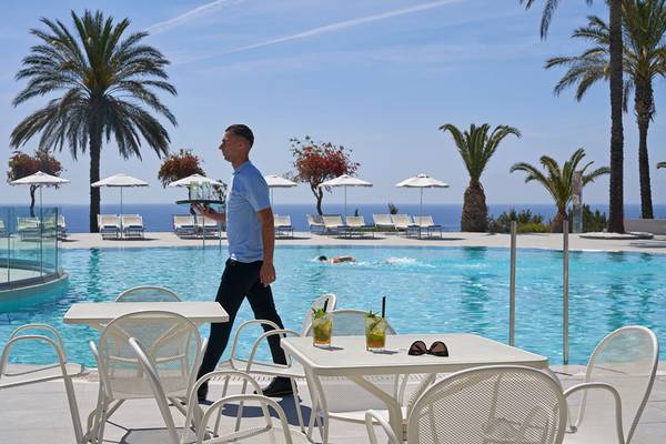Poolservice im Rodos Princess Beach Hotel mit Blick auf das Meer.