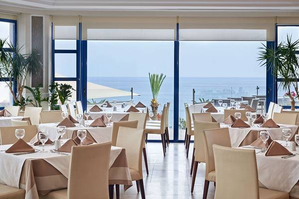 Innenraum des Rodos Princess Beach Hotels, Restaurantbereich mit Blick auf das Meer.