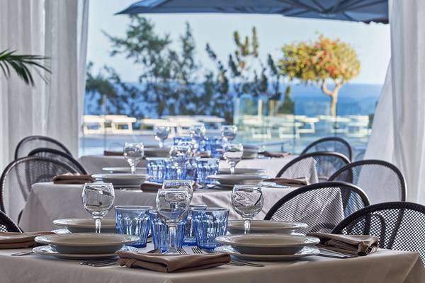 Restauranttisch im Rodos Princess Beach Hotel mit Blick auf den Ozean.