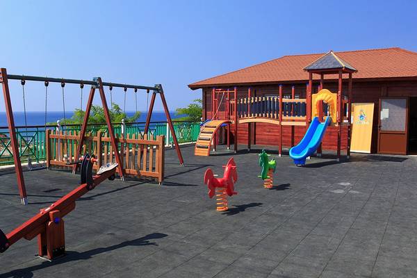 Strandspielplatz des Rodos Princess Beach Hotels mit Blick auf das Meer