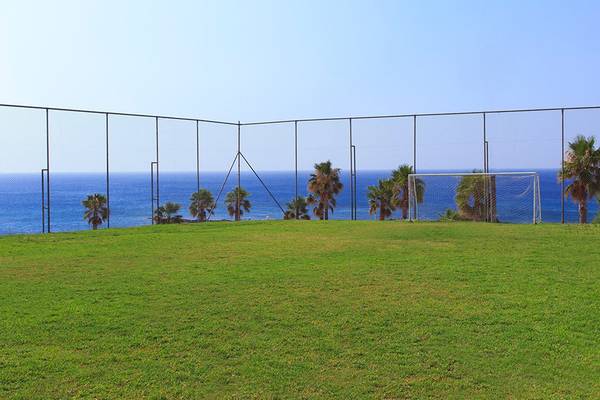 Fußballplatz am Strand des Rodos Princess Beach Hotels mit Blick auf das Meer.