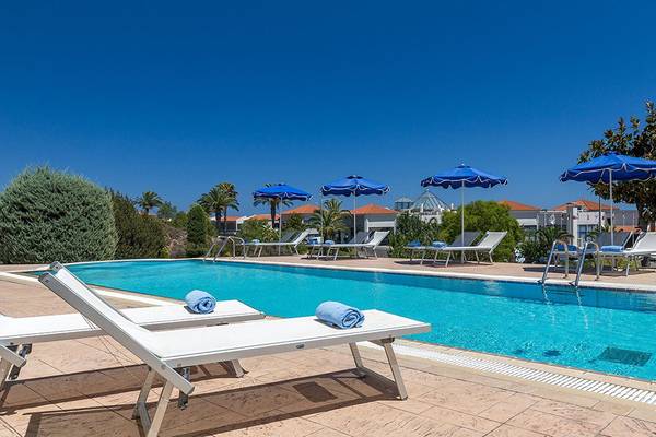 Außenpool des Rodos Princess Beach Hotels mit Sonnenliegen und Sonnenschirmen
