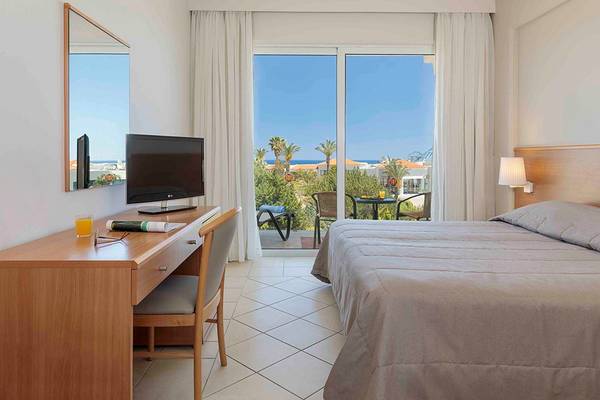 Zimmer im Rodos Princess Beach Hotel mit Blick auf den Balkon und das Meer.