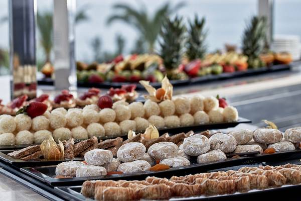 Buffet-Tisch im Rodos Princess Beach Hotel mit verschiedenen Desserts und Früchten.