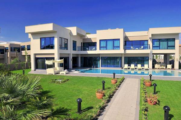 Außenansicht des Susesi Luxury Resorts mit Swimmingpool und Sonnenliegen