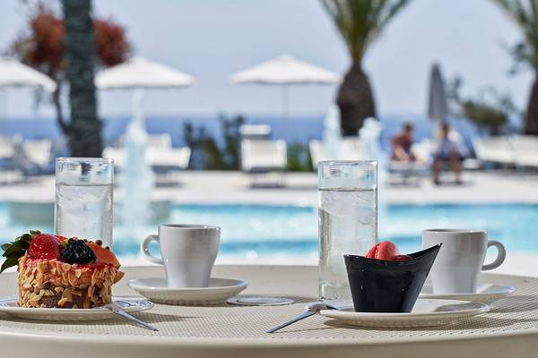 Tisch mit Dessert und Getränken am Pool im Rodos Princess Beach Hotel
