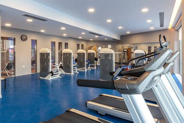Fitnessstudio im Rodos Princess Beach Hotel mit Laufbändern und Trainingsgeräten.