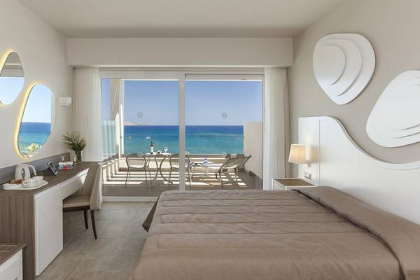 Innenansicht eines Hotelzimmers mit Meerblick im Rodos Princess Beach Hotel.