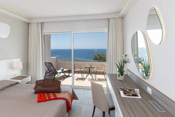 Hotelzimmer im Rodos Princess Beach mit Meerblick, Balkon und moderner Einrichtung.