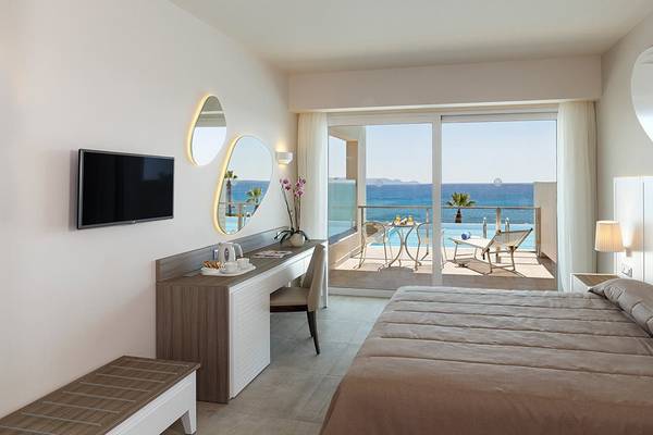 Zimmer im Rodos Princess Beach Hotel mit Blick auf das Meer und Balkon.