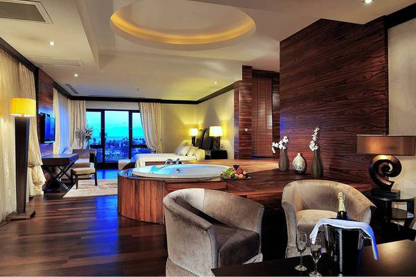 Luxuriöse Suite im Susesi Luxury Resort mit Jacuzzi und Ausblick auf den Ozean.
