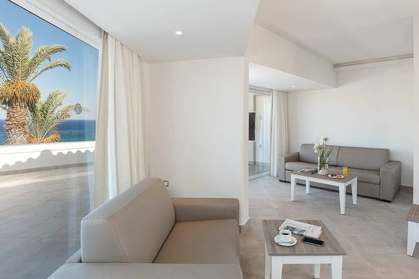 Wohnbereich des Rodos Princess Beach Hotels mit Meerblick und modernen Möbeln.