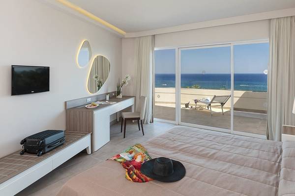 Ein modernes Hotelzimmer mit Blick auf das Meer im Rodos Princess Beach Hotel.