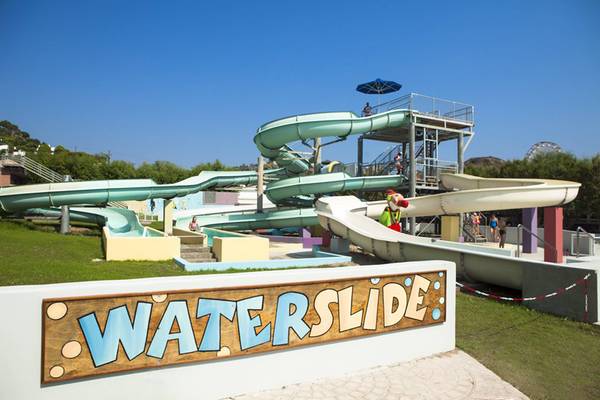 Wasserrutsche im Esperides Beach Resort mit mehreren Rutschen und einem Schild, das 'WATERSLIDE' sagt.