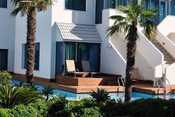 Außenpool und Terrasse mit Sonnenliegen im Susesi Luxury Resort.