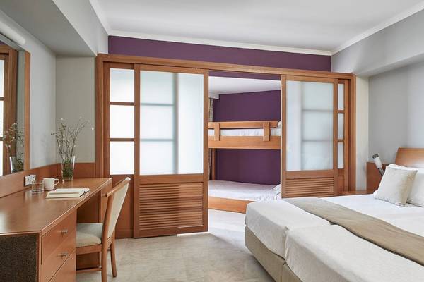 Doppelzimmer mit Schlafsofa im Esperides Beach Resort, mit einem Doppelbett, einem Schlafsofa und einer Schlafkoje.