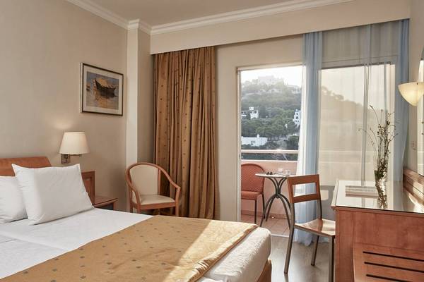 Doppelzimmer im Esperides Beach Resort Hotel mit Balkon und Meerblick.