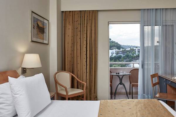 Doppelzimmer mit Balkon im Esperides Beach Resort mit Blick auf die Berge.