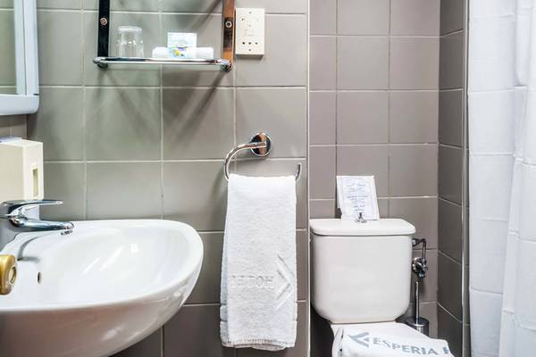Badezimmer im Esperides Beach Resort Hotel mit Waschbecken, Toilette und Handtuchhalter