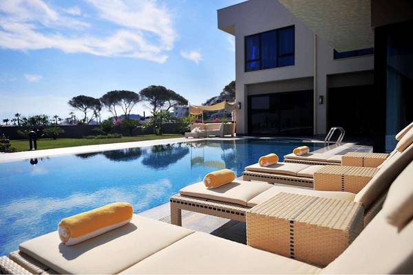 Pool mit Liegen und Handtüchern am Susesi Luxury Resort